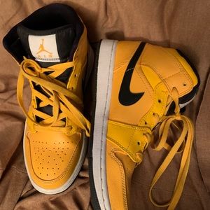 Nike Air Jordan Mid “University Gold”